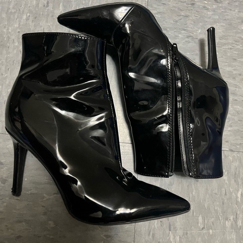 High heel leather black boots great condition , slender and sexy
